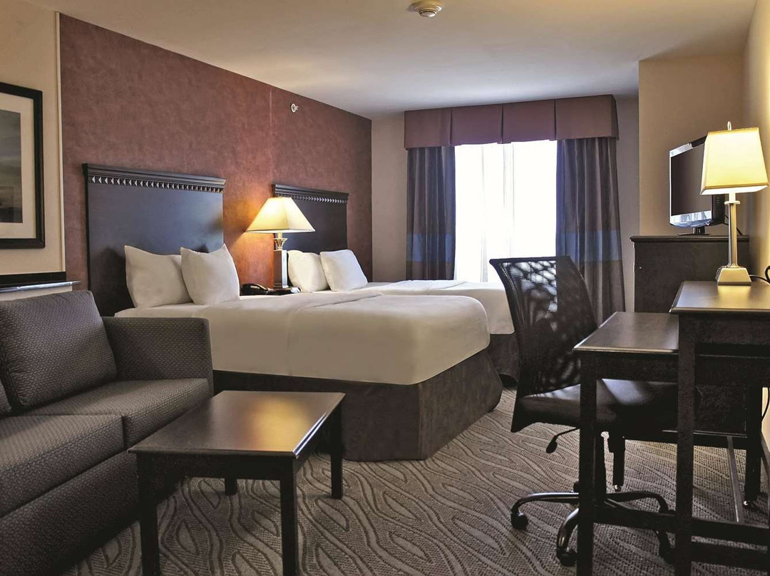 La Quinta Inn & Suites by Wyndham Edmond主图