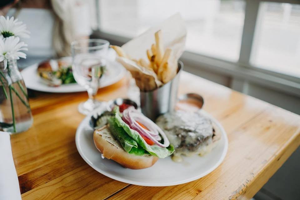 West Olive餐馆和美食-Sandy Point Beach House