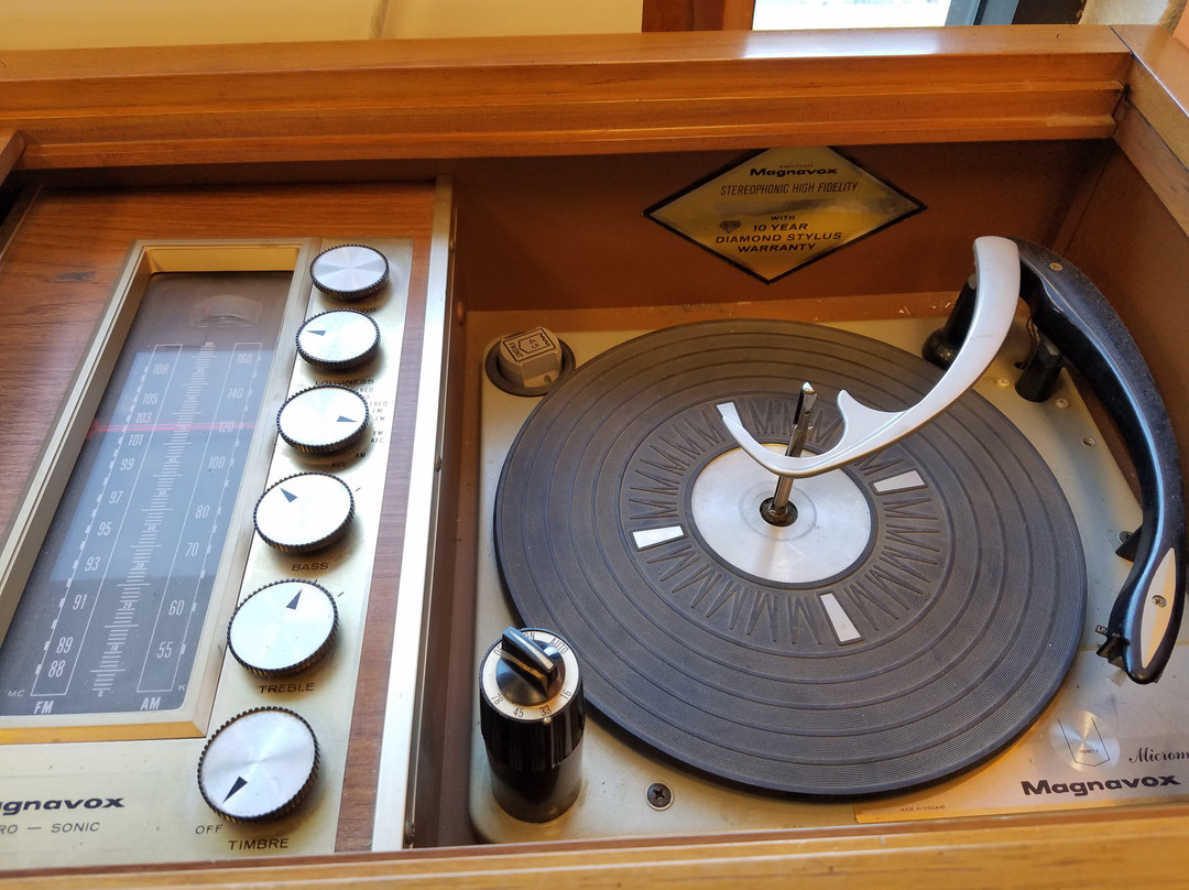 Finding Treasures for a Cure Thrift & Antique Store-林伍德必去景点