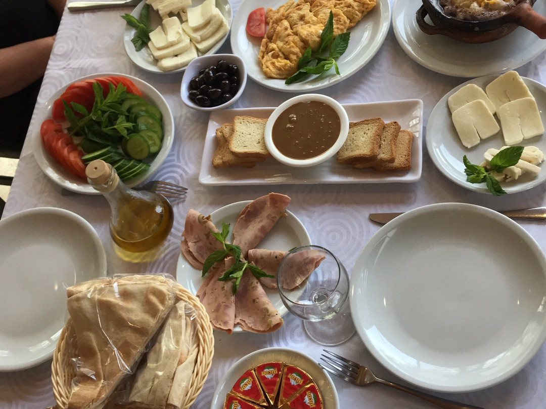 Shallalat Al Barouk Hotel & Restaurant