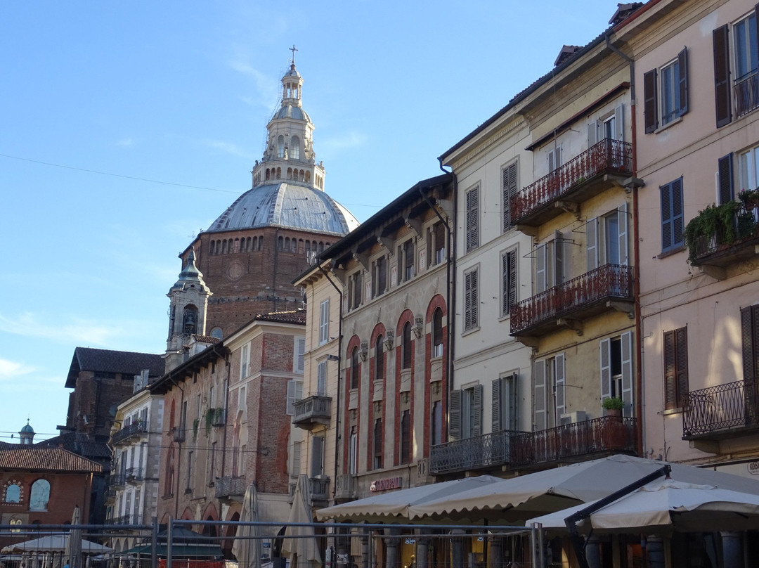 帕维亚旅游景点-Piazza della Vittoria