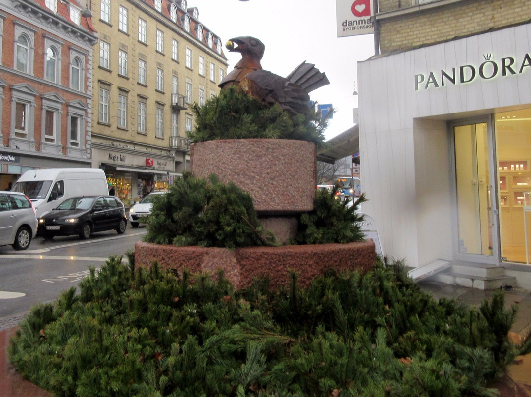 Bird with gold apple-欧胡斯必去景点