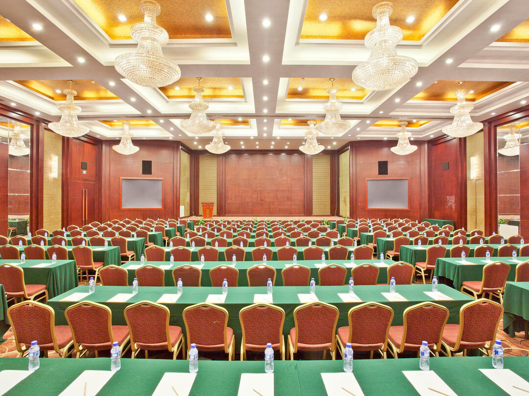 万和亚隆国际酒店主图