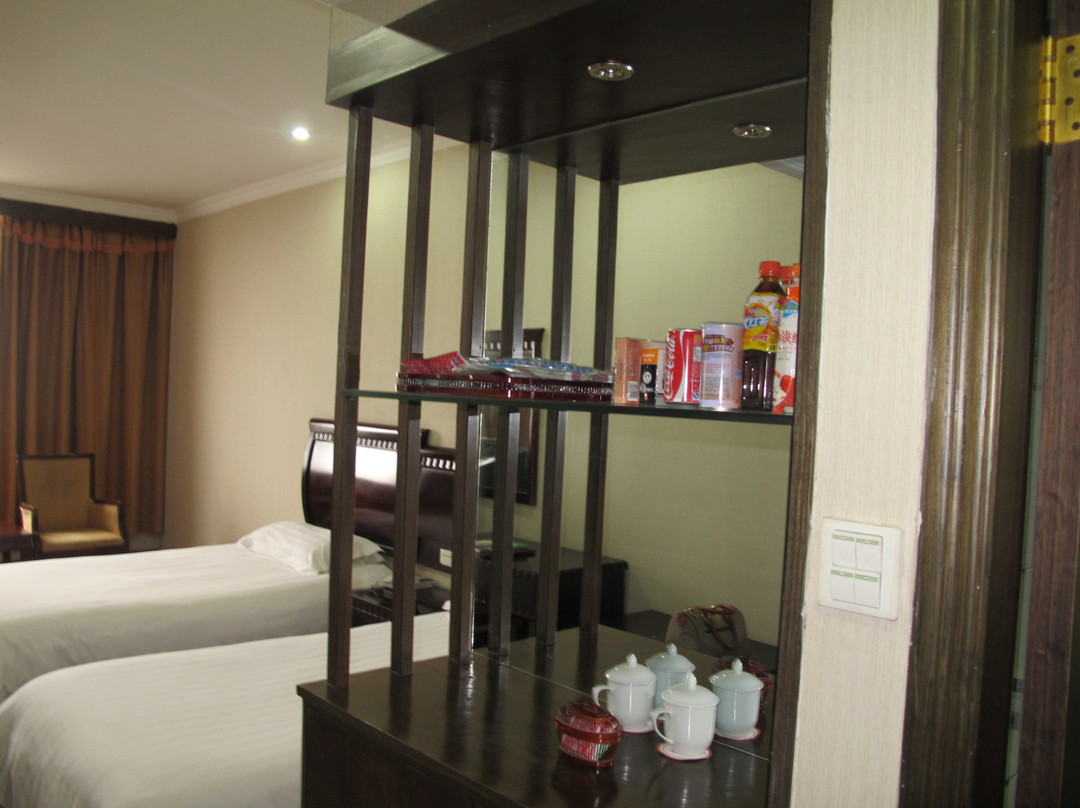 句容水月清华酒店（宁杭路崇明地铁站店）主图