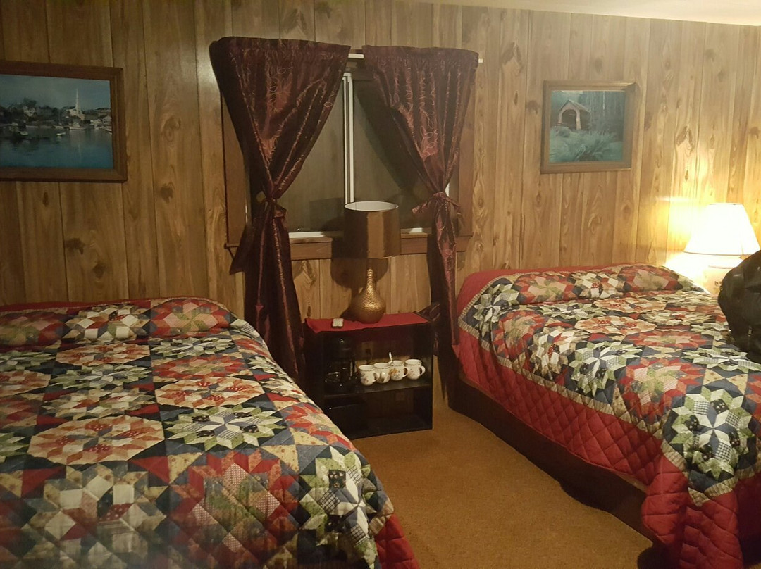 Shady Pine Motel & Cabins