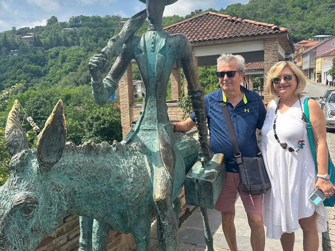Sculpture "The Doctor on a Donkey"-西格纳吉必去景点