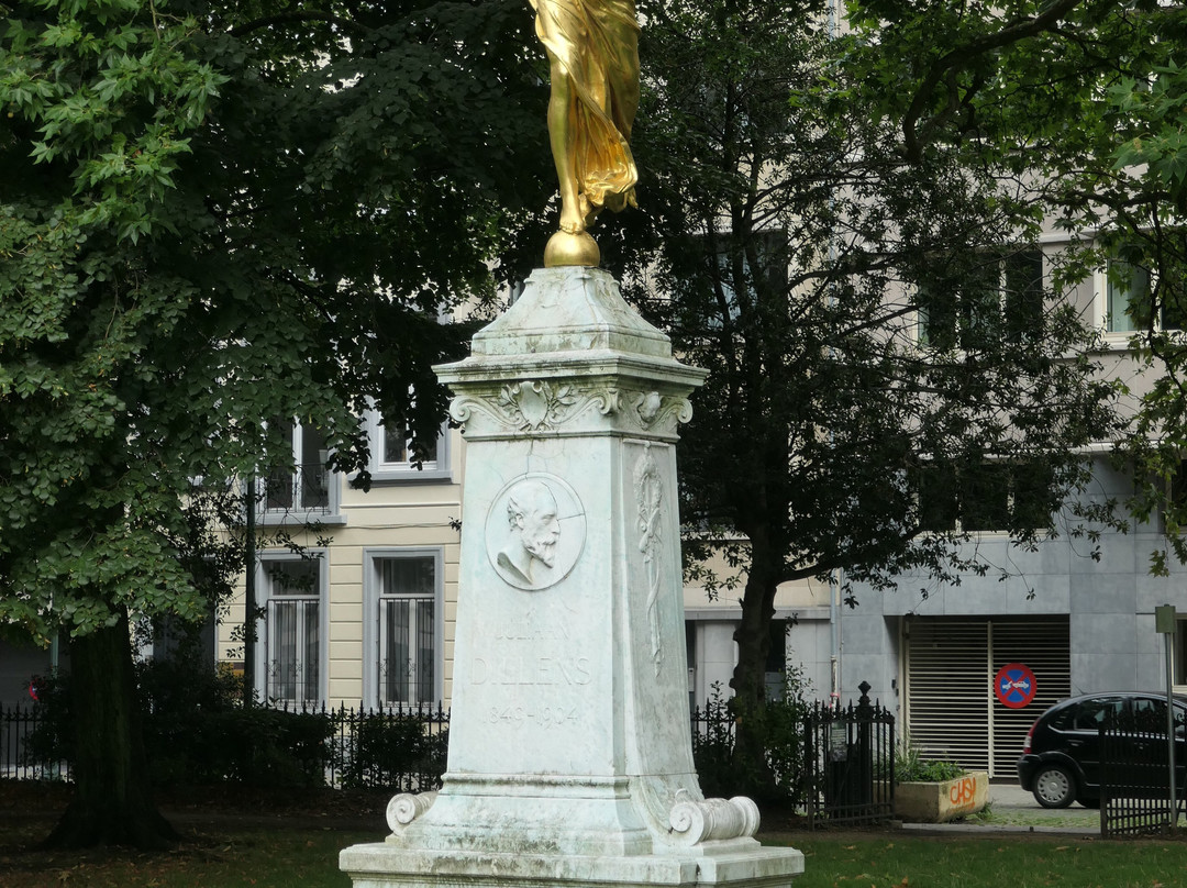 Monument à Julien Dillens-伊克塞尔必去景点