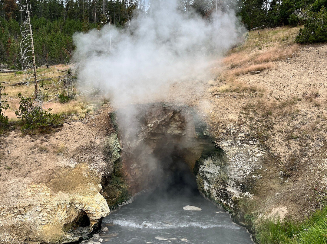 Dragon's Mouth Springs-黄石国家公园必去景点