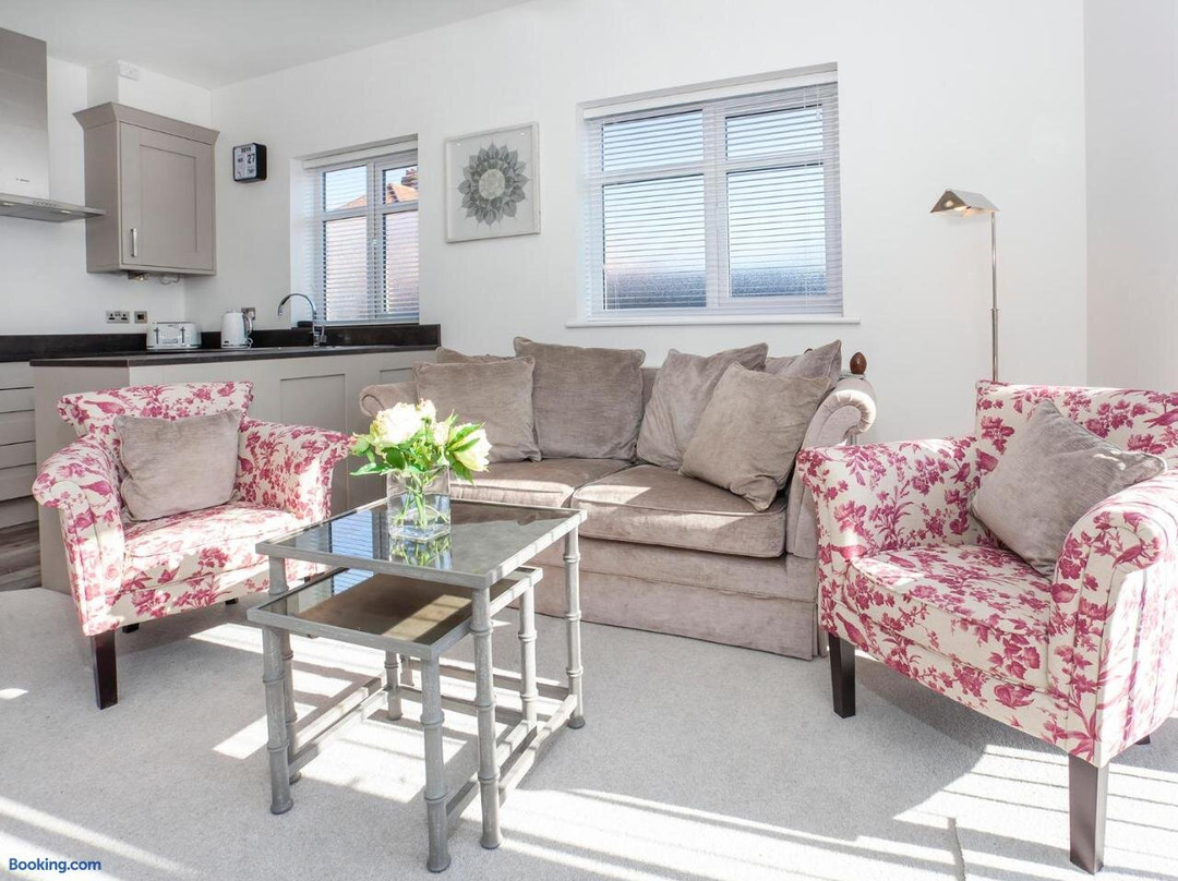 White House Apartments-Free Parking 1 Car Per Apartment