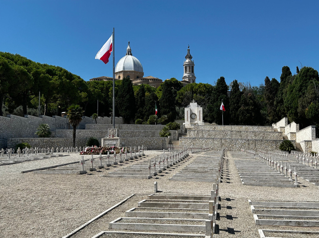 Polish War Cemetery景点图片