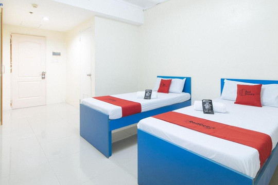 RedDoorz @ Insular Square Mandaue City