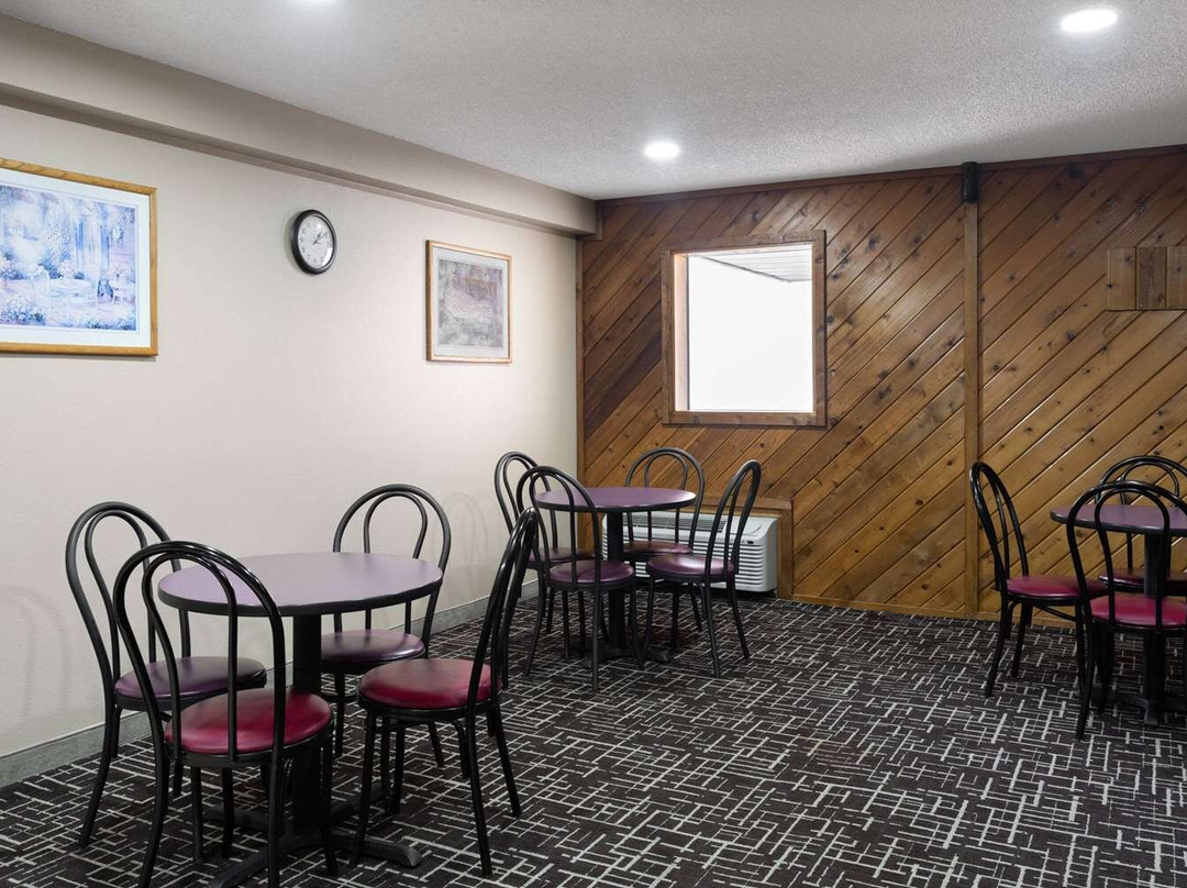 Monticello酒店住宿-Super 8 by Wyndham Dyersville Near Field of Dreams