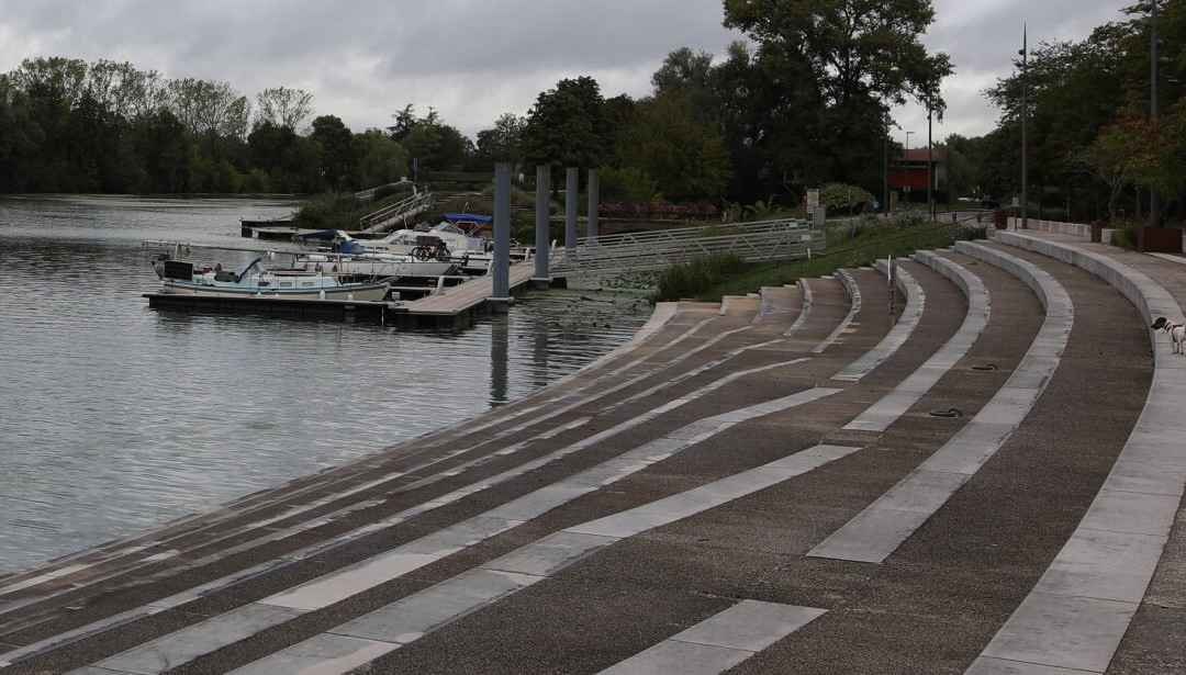 Quai À Gradins De Seurre-Seurre必去景点