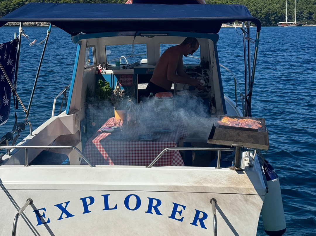 Explorer Family Boat-科尔丘拉岛必去景点