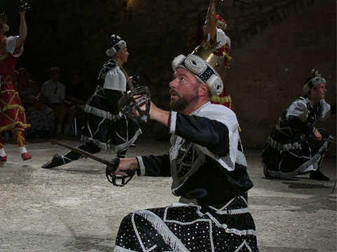 Moreska Sword Dancing-科尔丘拉镇必去景点