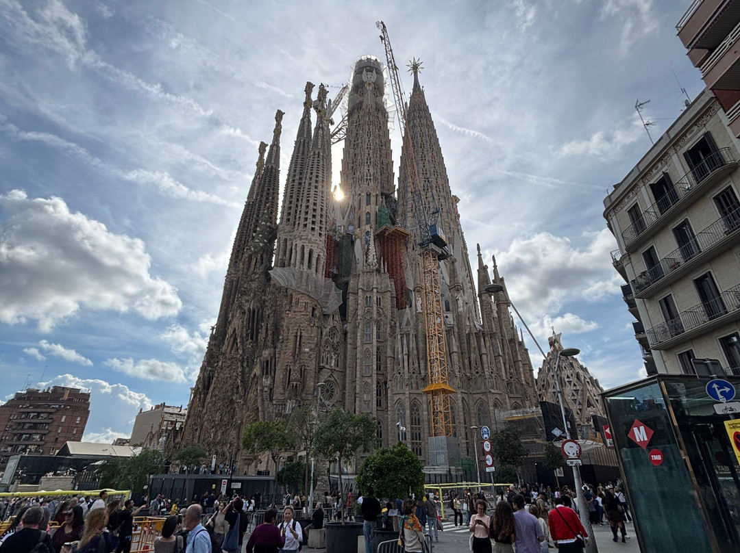 Bounce Around Barcelona-巴塞罗那必去景点