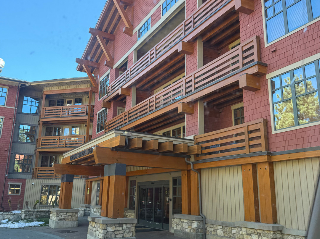 村庄小屋酒店主图