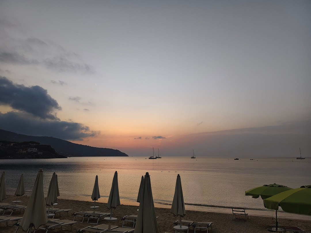 Stabilimento Balneare Il Delfino-Procchio必去景点