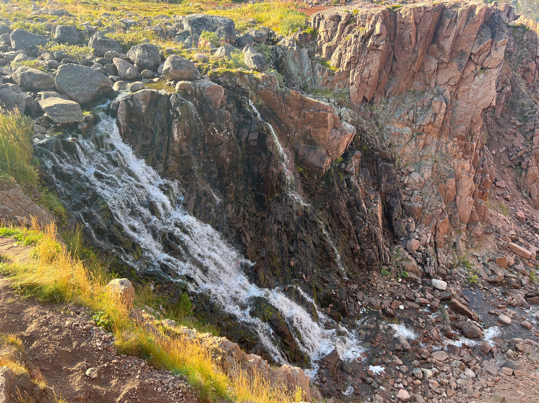 Waterfall of Maloye Batareyskoye Lake-Lodeynoye必去景点