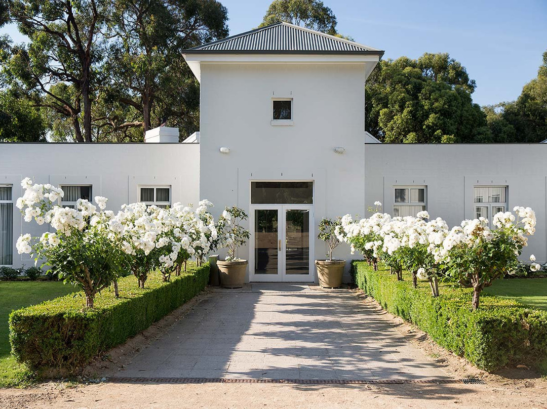 林登德雷红山酒店主图