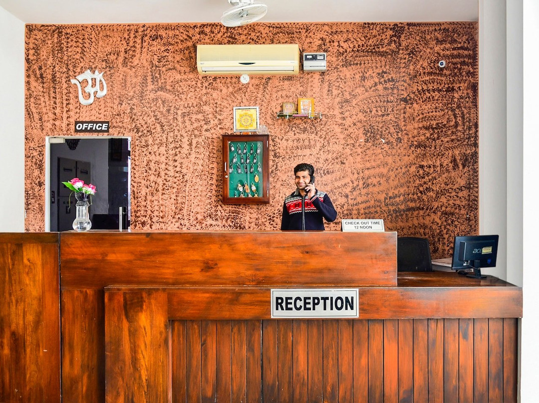 OYO 28737 Hotel Mayur