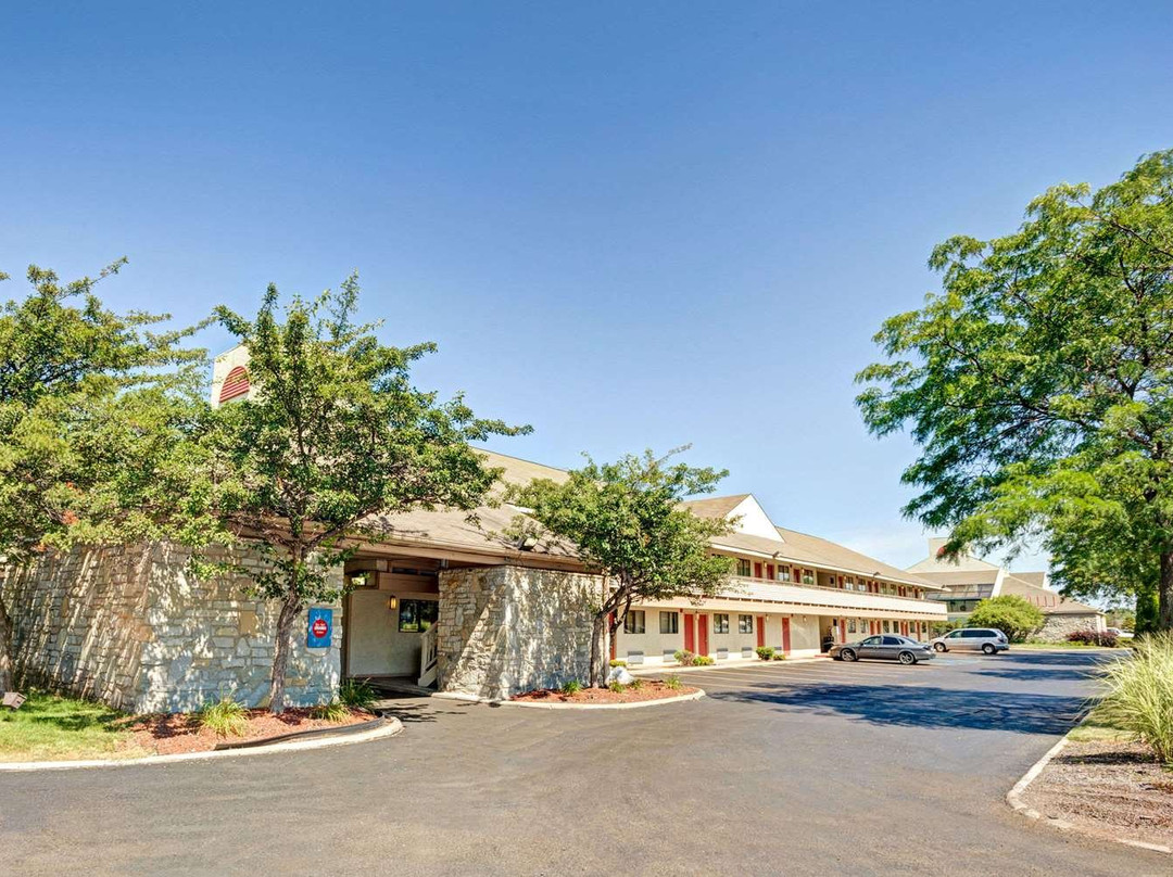 Days Inn & Suites by Wyndham Monroe