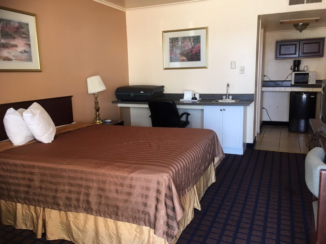 Travelodge by Wyndham Dodge City