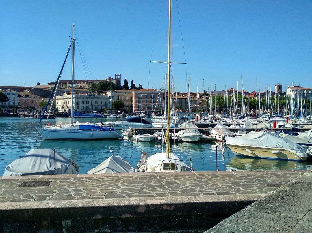 Porto Nuovo E Faro-代森扎诺-德尔加达必去景点