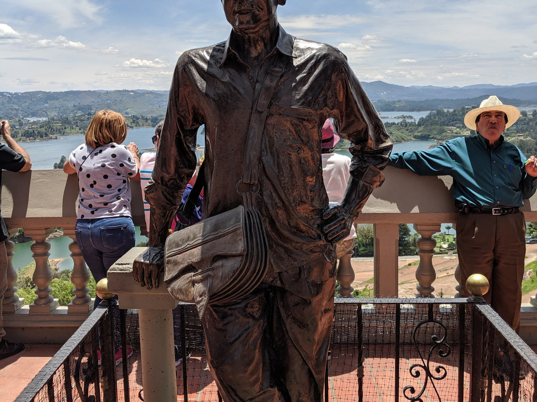 Statue of Don Luis Eduardo Villegas Lopez景点图片