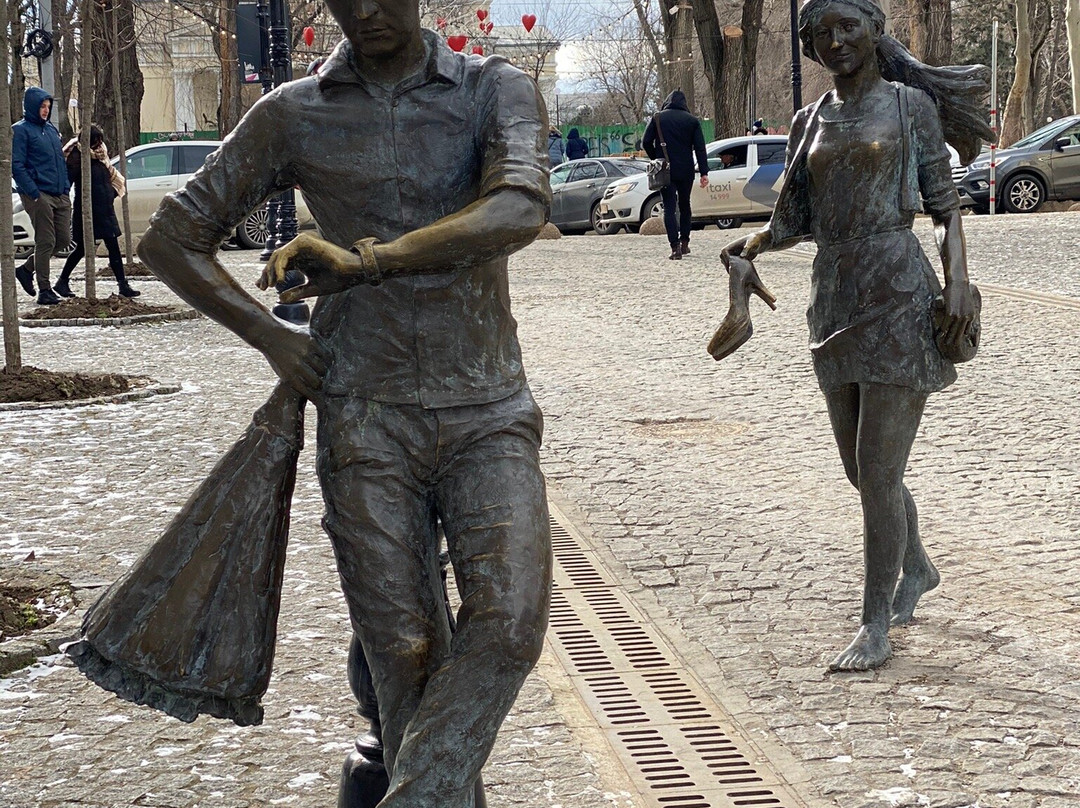 Sculpture of Lovers-基希讷乌必去景点