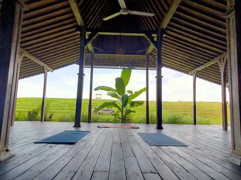 马哈穆斯蒂卡河畔主图