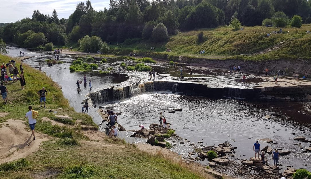 Tosnenskiy Waterfall景点图片