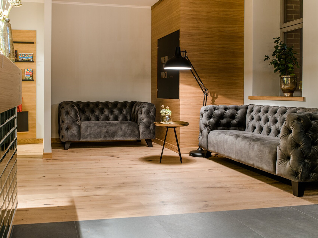 弗勒利希萨恩红酒酒店主图