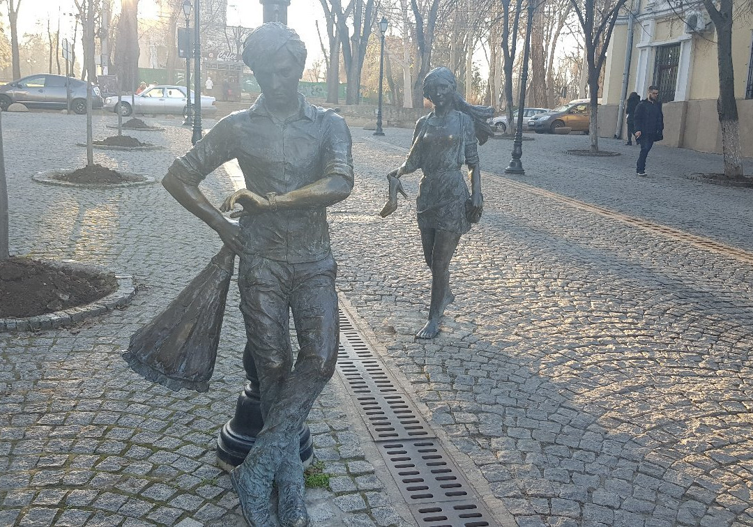 Sculpture of Lovers-基希讷乌必去景点