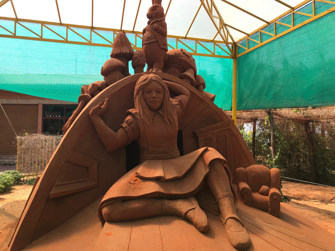Forgotten Land Sand Sculpture Park景点图片