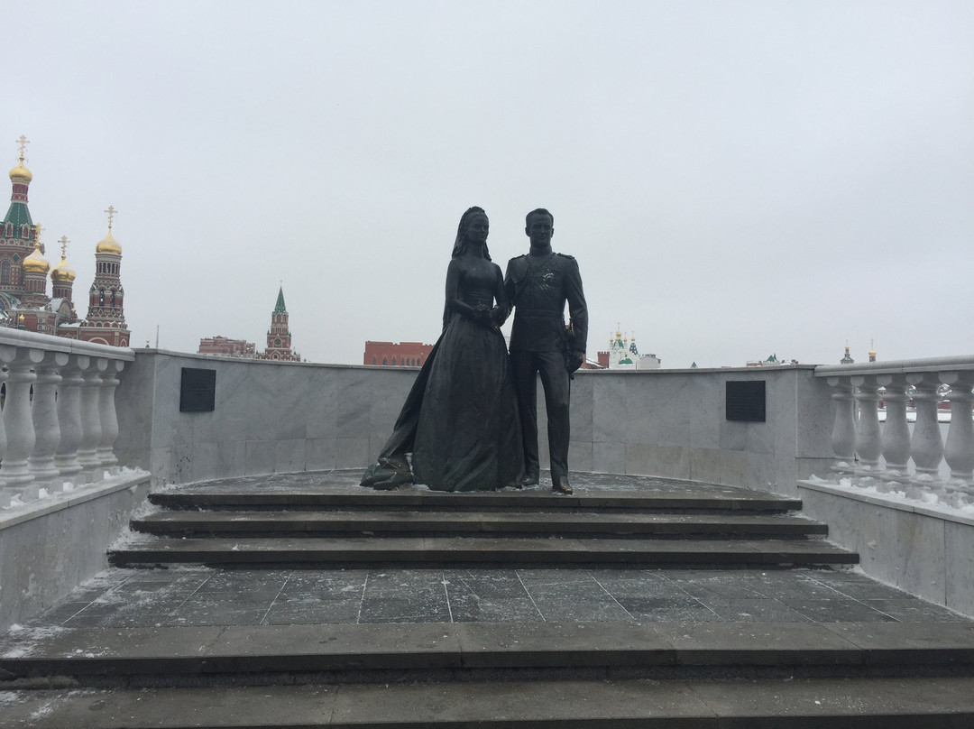Monument to Honeymooners Grace Kelly and Rainier III-Yoshkar-Ola必去景点