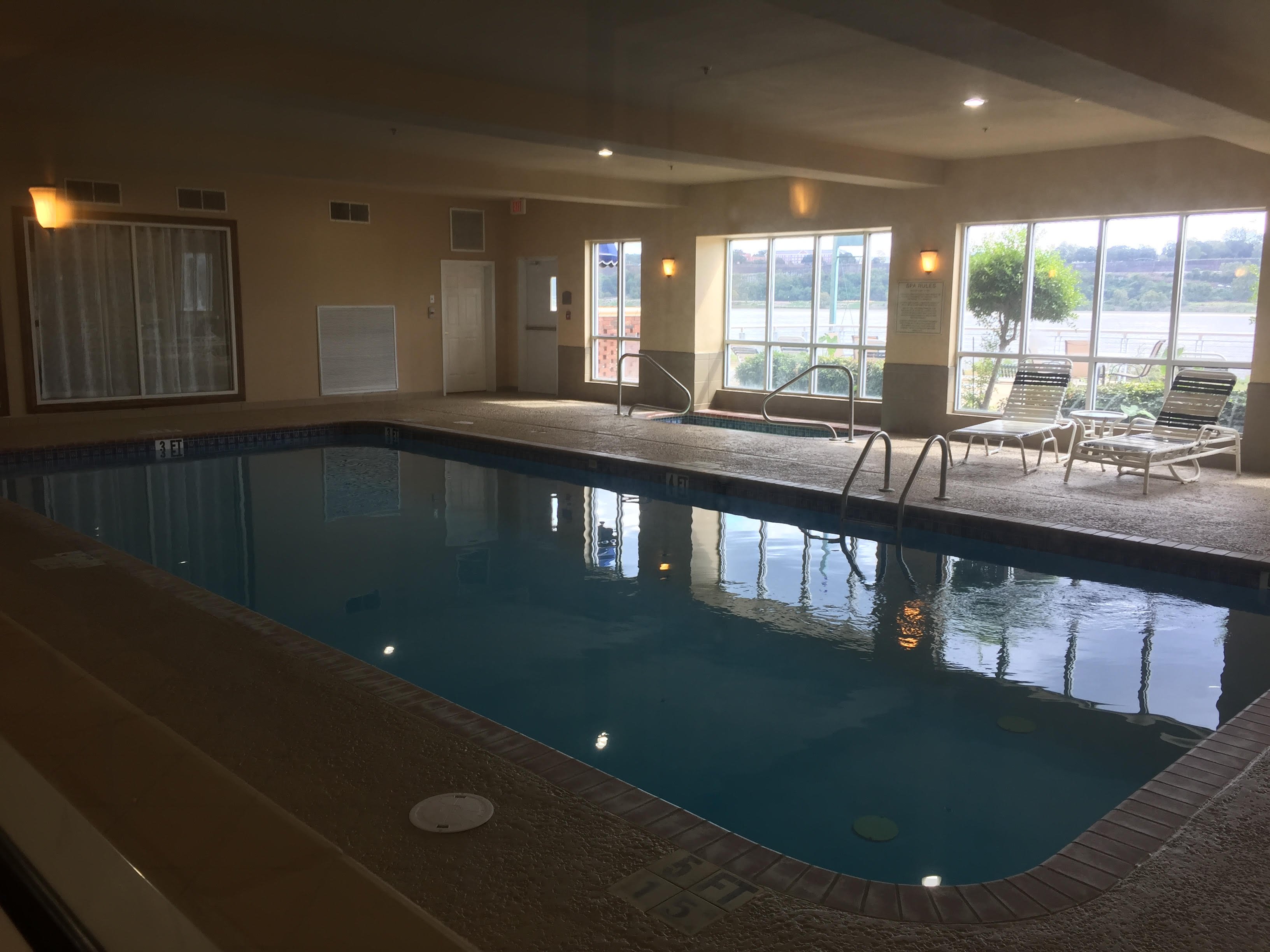 Clarion Suites-泳池