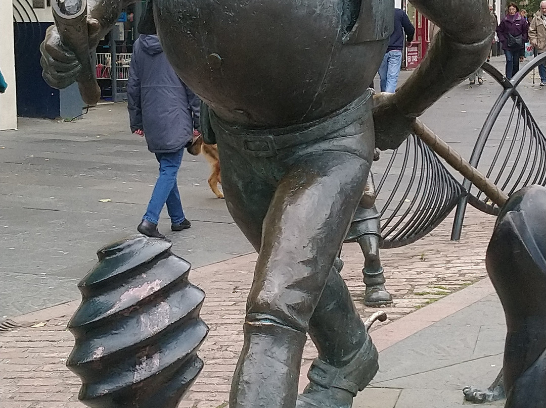 Desperate Dan Statue-敦提必去景点