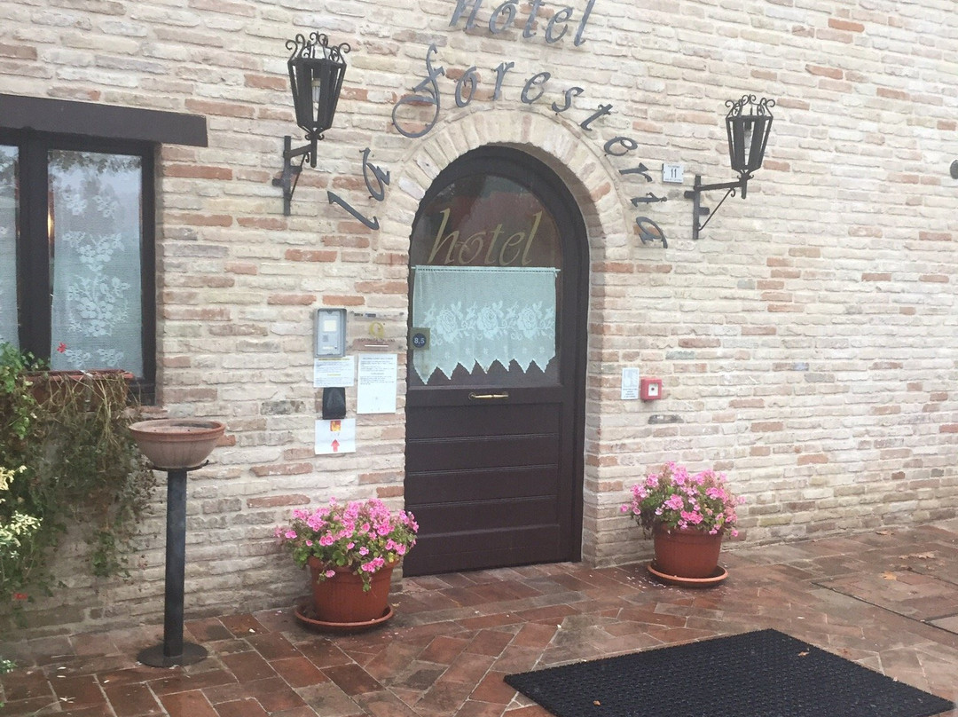 拉佛雷斯特利亚酒店主图