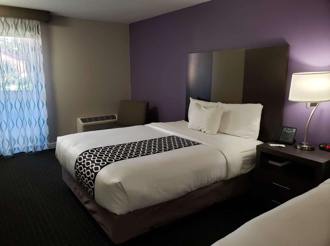 卡尔波利波莫纳拉金塔旅馆及套房酒店主图