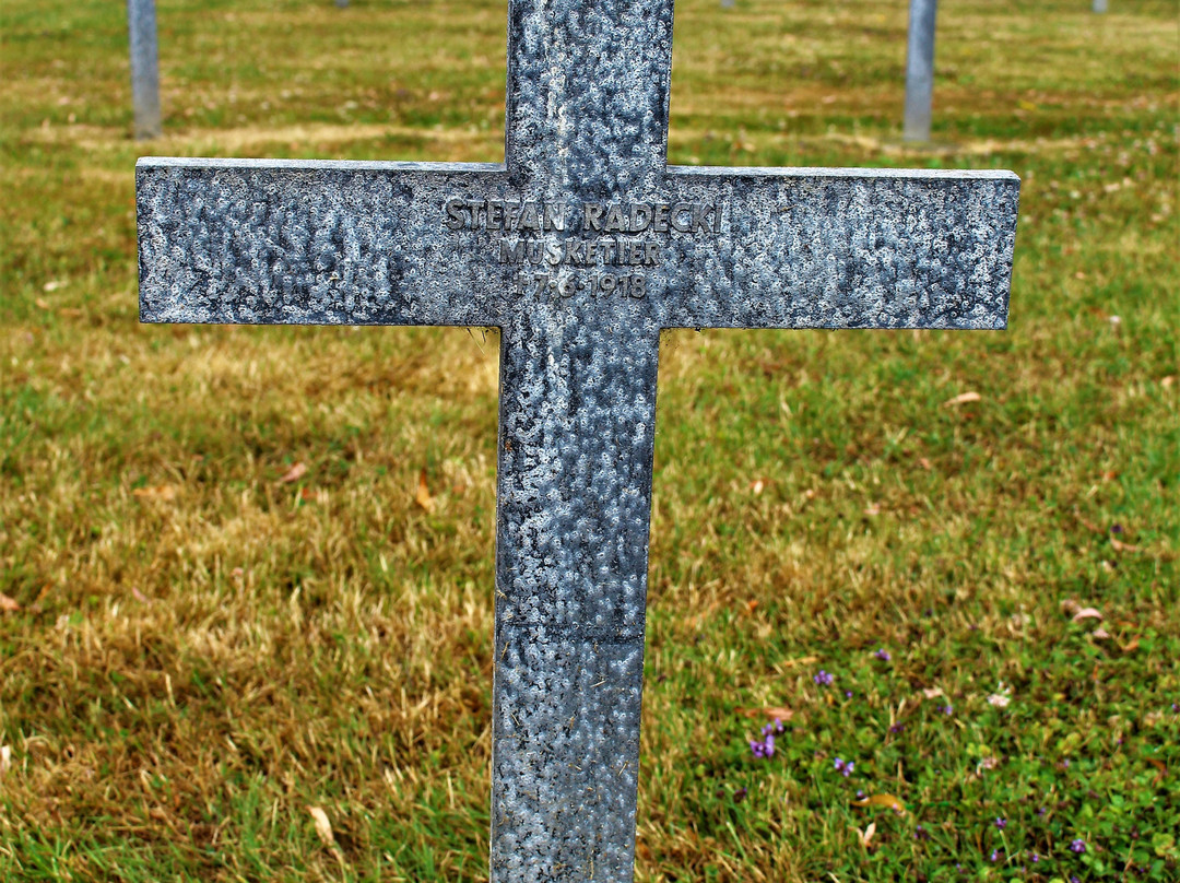 Pont-de-Nieppe German Cemetery景点图片