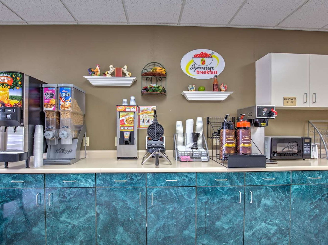 Super 8 by Wyndham Waterloo主图