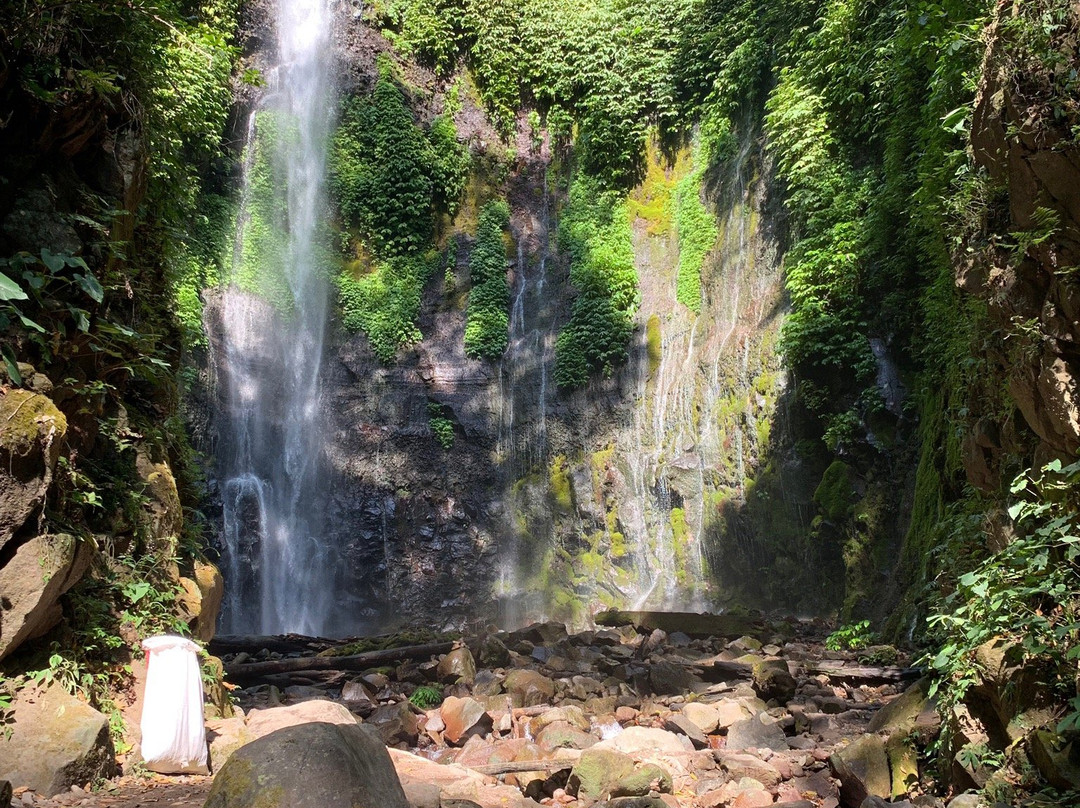 Lawe Waterfall景点图片