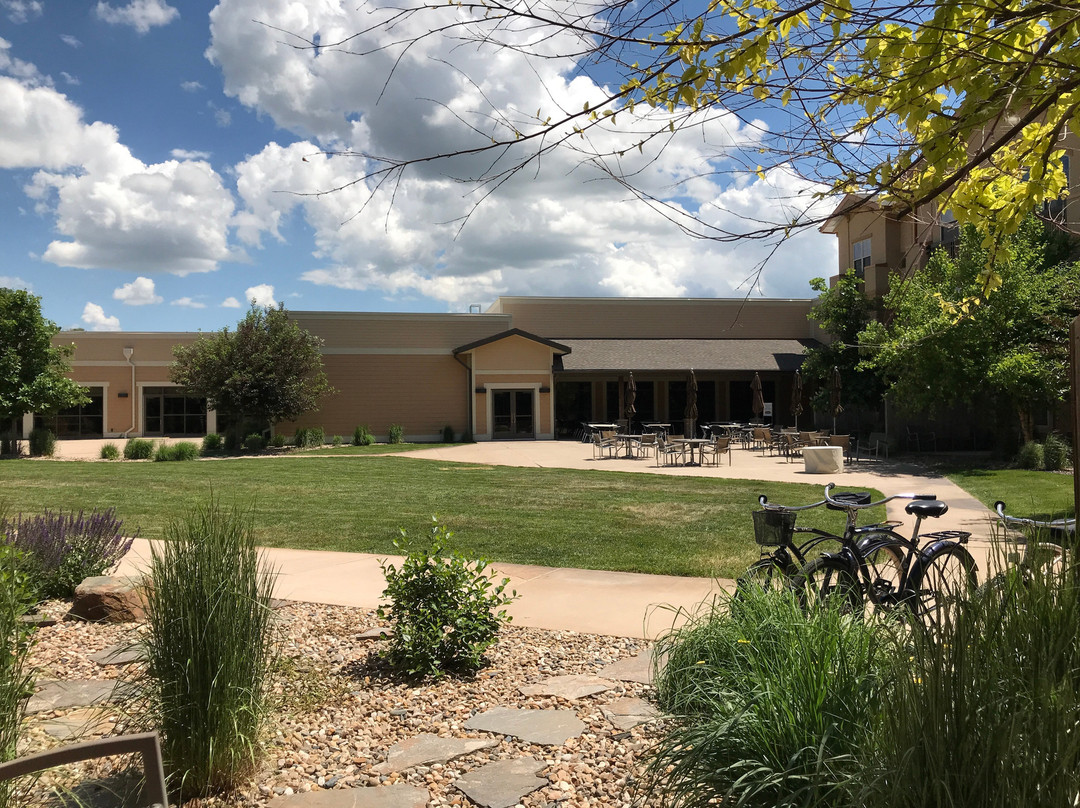 ClubHouse Hotel & Suites主图