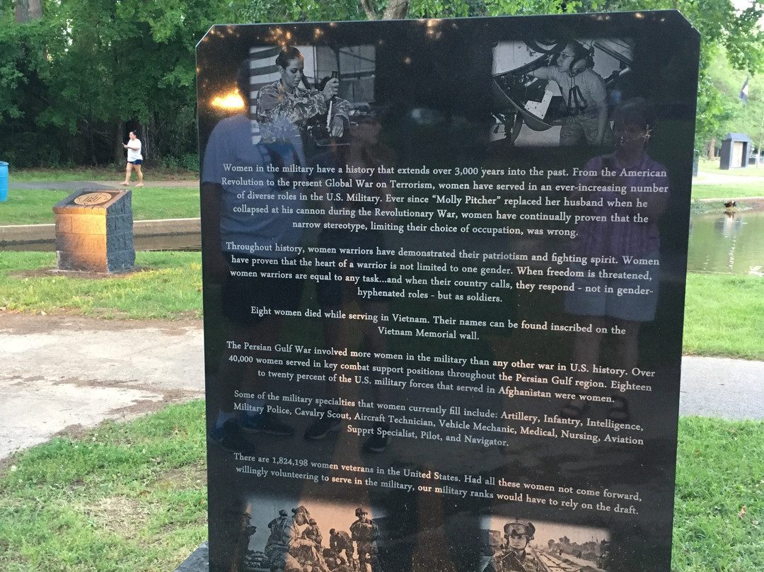 Veterans Plaza and Vietnam Wall Replica景点图片