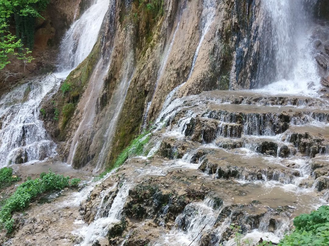 Clocota Waterfalls景点图片