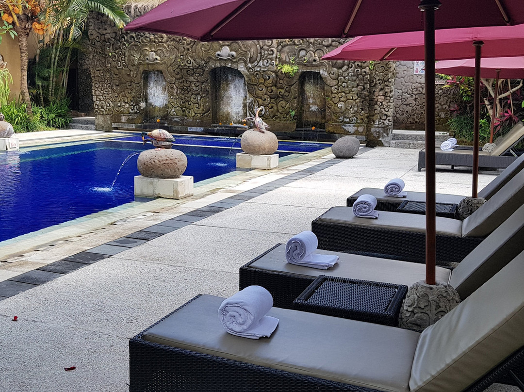 湿地边缘温泉别墅酒店主图