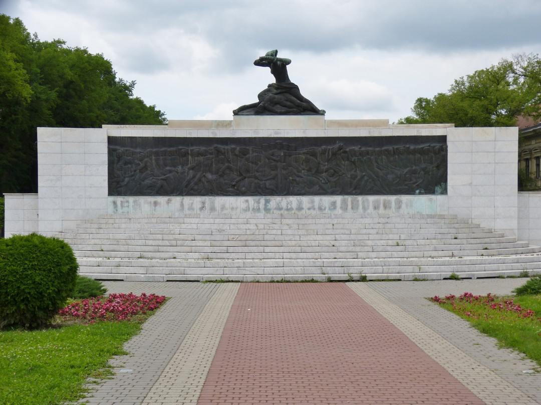 Monument to Fallen Soldiers and Victims of Fascism景点图片