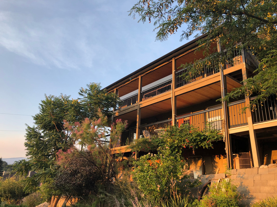 Above The Beach Guest Suites主图