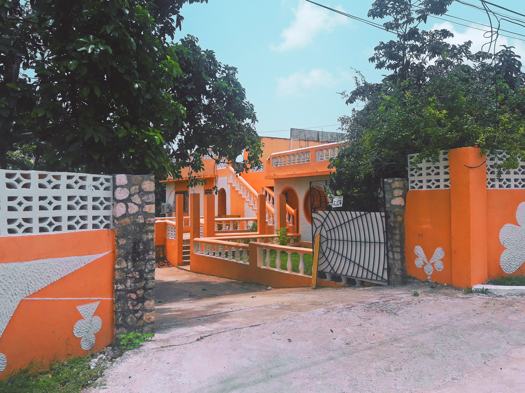 Halo & Isaiah's Guesthouse & Hostel